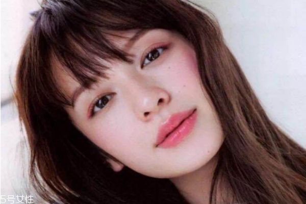 秋冬約會(huì)必備韓式妝容 韓系酒紅色妝容的畫(huà)法 秋冬約會(huì)必備韓式妝容 韓系酒紅色妝容的畫(huà)法