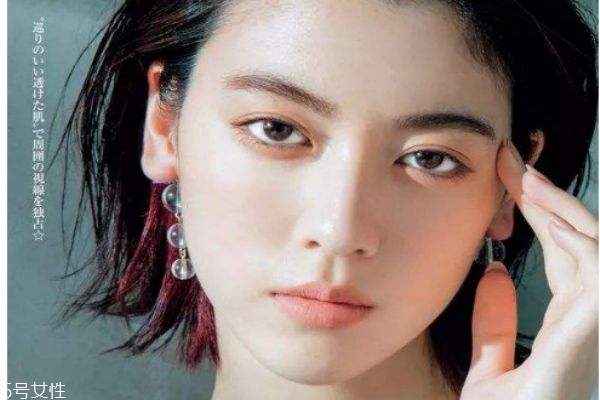 秋冬約會(huì)必備韓式妝容 韓系酒紅色妝容的畫(huà)法 秋冬約會(huì)必備韓式妝容 韓系酒紅色妝容的畫(huà)法