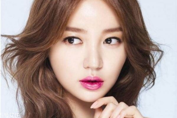 秋冬約會(huì)必備韓式妝容 韓系酒紅色妝容的畫(huà)法 秋冬約會(huì)必備韓式妝容 韓系酒紅色妝容的畫(huà)法