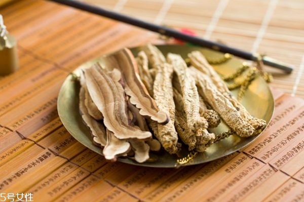 靈芝粉的食用方法 靈芝粉和靈芝孢子粉的區(qū)別 靈芝粉的食用方法 靈芝粉和靈芝孢子粉的區(qū)別