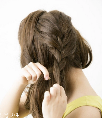 長(zhǎng)卷發(fā)怎么編發(fā)好看 長(zhǎng)卷發(fā)扎發(fā)教程 長(zhǎng)卷發(fā)怎么編發(fā)好看 長(zhǎng)卷發(fā)扎發(fā)教程