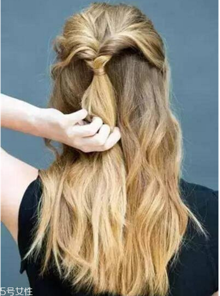 長(zhǎng)卷發(fā)怎么編發(fā)好看 長(zhǎng)卷發(fā)扎發(fā)教程 長(zhǎng)卷發(fā)怎么編發(fā)好看 長(zhǎng)卷發(fā)扎發(fā)教程