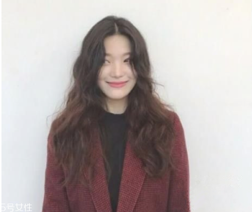 長卷發(fā)發(fā)型有哪些 2019年長發(fā)卷發(fā)發(fā)型 長卷發(fā)發(fā)型有哪些 2019年長發(fā)卷發(fā)發(fā)型