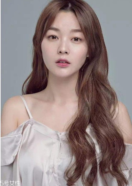 長卷發(fā)發(fā)型有哪些 2019年長發(fā)卷發(fā)發(fā)型 長卷發(fā)發(fā)型有哪些 2019年長發(fā)卷發(fā)發(fā)型