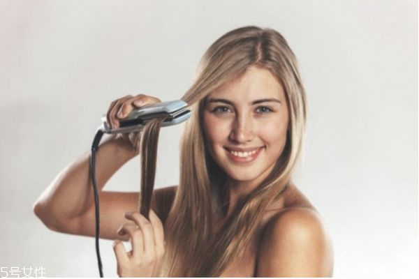 拉直頭發(fā)對(duì)身體的危害 拉直和柔順的區(qū)別 拉直頭發(fā)對(duì)身體的危害 拉直和柔順的區(qū)別