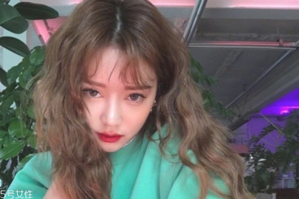 長卷發(fā)發(fā)型有哪些 2019年長發(fā)卷發(fā)發(fā)型 長卷發(fā)發(fā)型有哪些 2019年長發(fā)卷發(fā)發(fā)型