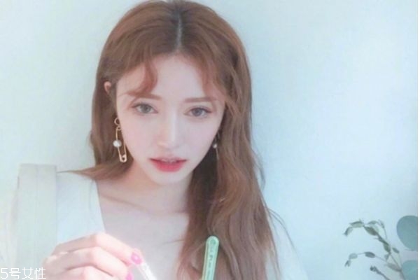 長卷發(fā)發(fā)型有哪些 2019年長發(fā)卷發(fā)發(fā)型 長卷發(fā)發(fā)型有哪些 2019年長發(fā)卷發(fā)發(fā)型