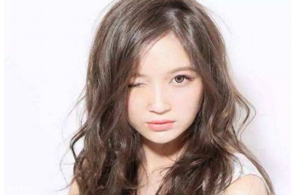 秋天長(zhǎng)發(fā)發(fā)型 長(zhǎng)卷發(fā)才是秋季經(jīng)典款發(fā)型 秋天長(zhǎng)發(fā)發(fā)型 長(zhǎng)卷發(fā)才是秋季經(jīng)典款發(fā)型