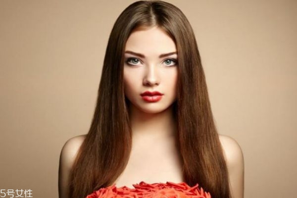 拉直的頭發(fā)彎了怎么辦 拉直的頭發(fā)壓彎了這樣補救 拉直的頭發(fā)彎了怎么辦 拉直的頭發(fā)壓彎了這樣補救