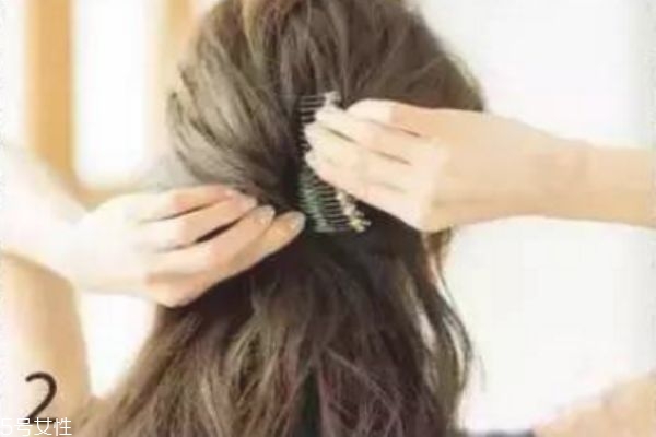 長(zhǎng)卷發(fā)怎么編發(fā)好看 長(zhǎng)卷發(fā)扎發(fā)教程 長(zhǎng)卷發(fā)怎么編發(fā)好看 長(zhǎng)卷發(fā)扎發(fā)教程