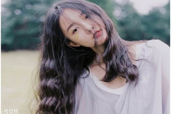 秋天長(zhǎng)發(fā)發(fā)型 長(zhǎng)卷發(fā)才是秋季經(jīng)典款發(fā)型 秋天長(zhǎng)發(fā)發(fā)型 長(zhǎng)卷發(fā)才是秋季經(jīng)典款發(fā)型