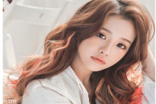 秋天長(zhǎng)發(fā)發(fā)型 長(zhǎng)卷發(fā)才是秋季經(jīng)典款發(fā)型 秋天長(zhǎng)發(fā)發(fā)型 長(zhǎng)卷發(fā)才是秋季經(jīng)典款發(fā)型