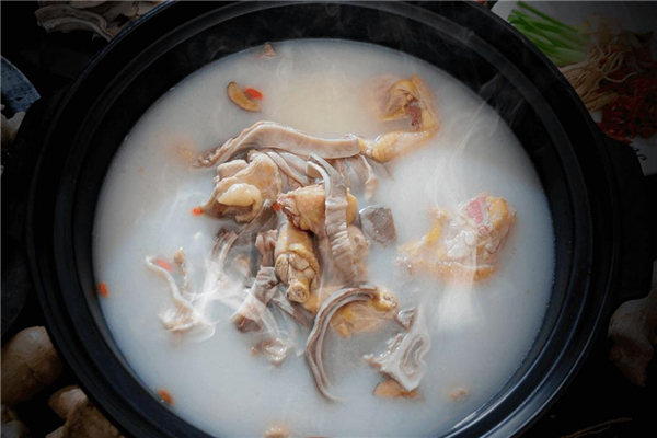 豬肚雞的湯怎么做才白 用這些方法 豬肚雞的湯怎么做才白 用這些方法