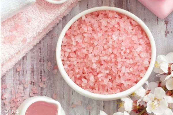 身體磨砂膏和浴鹽哪個(gè)更好 浴鹽和磨砂膏的區(qū)別 身體磨砂膏和浴鹽哪個(gè)更好 浴鹽和磨砂膏的區(qū)別