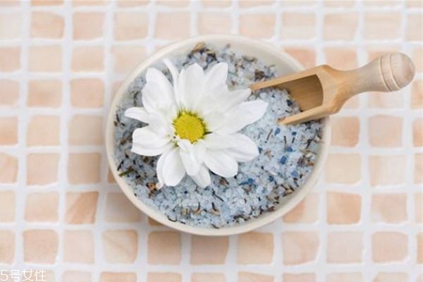 身體磨砂膏和浴鹽哪個(gè)更好 浴鹽和磨砂膏的區(qū)別 身體磨砂膏和浴鹽哪個(gè)更好 浴鹽和磨砂膏的區(qū)別