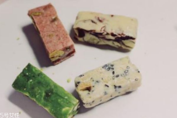 雪花酥和牛軋?zhí)堑膮^(qū)別 升級(jí)版牛軋?zhí)?>
               <p class=