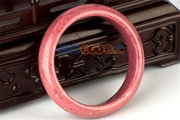 桃花玉手鐲價格 并不算很貴 桃花玉手鐲價格 并不算很貴