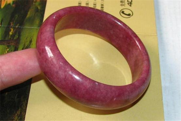 桃花玉手鐲價格 并不算很貴 桃花玉手鐲價格 并不算很貴