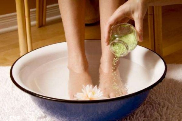 膝蓋疼可以泡腳嗎 哪些人不適宜泡腳 膝蓋疼可以泡腳嗎 哪些人不適宜泡腳