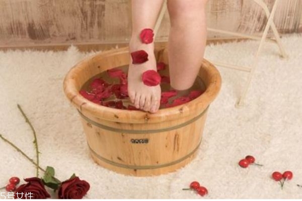 膝蓋疼可以泡腳嗎 哪些人不適宜泡腳 膝蓋疼可以泡腳嗎 哪些人不適宜泡腳