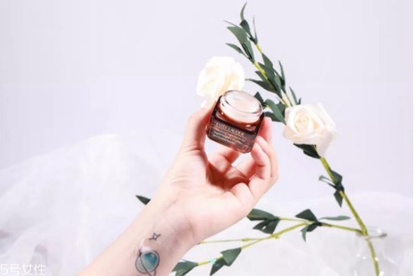 雅詩(shī)蘭黛抗藍(lán)光眼霜適合什么人 雅詩(shī)蘭黛小棕瓶抗藍(lán)光 雅詩(shī)蘭黛抗藍(lán)光眼霜適合什么人 雅詩(shī)蘭黛小棕瓶抗藍(lán)光