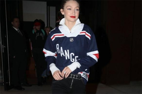 拉鏈毛衣怎么搭配 超模們都愛它 拉鏈毛衣怎么搭配 超模們都愛它