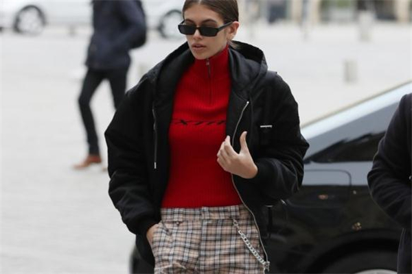 拉鏈毛衣怎么搭配 超模們都愛它 拉鏈毛衣怎么搭配 超模們都愛它