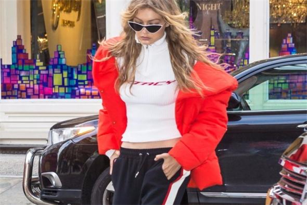 拉鏈毛衣怎么搭配 超模們都愛它 拉鏈毛衣怎么搭配 超模們都愛它