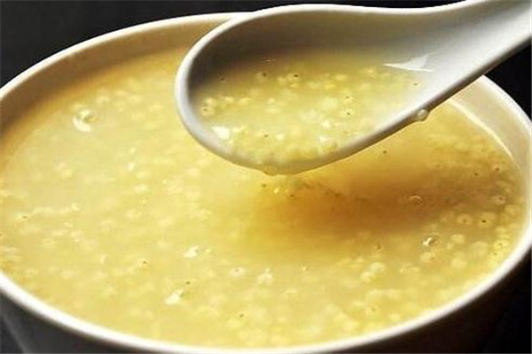 小米粥可以放紅糖嗎 美容又補(bǔ)血 小米粥可以放紅糖嗎 美容又補(bǔ)血