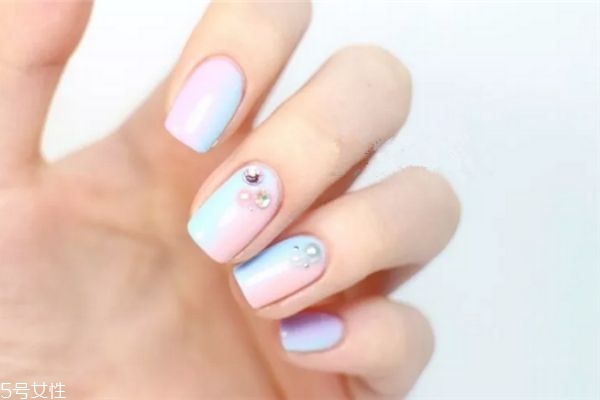 雙色漸變美甲的做法 雙色漸變美甲圖片大全 雙色漸變美甲的做法 雙色漸變美甲圖片大全