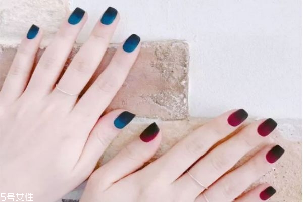 雙色漸變美甲的做法 雙色漸變美甲圖片大全 雙色漸變美甲的做法 雙色漸變美甲圖片大全