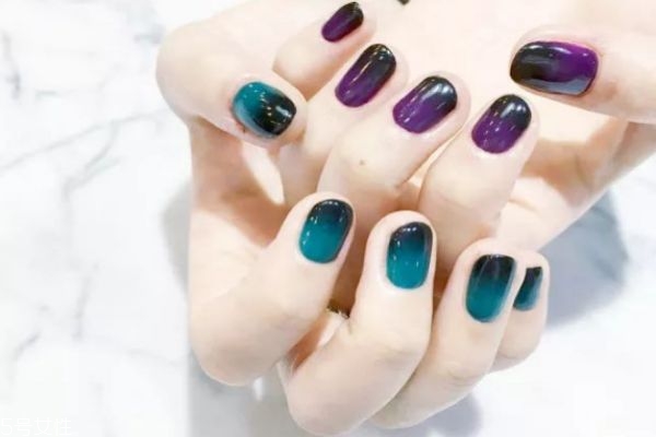 雙色漸變美甲的做法 雙色漸變美甲圖片大全 雙色漸變美甲的做法 雙色漸變美甲圖片大全