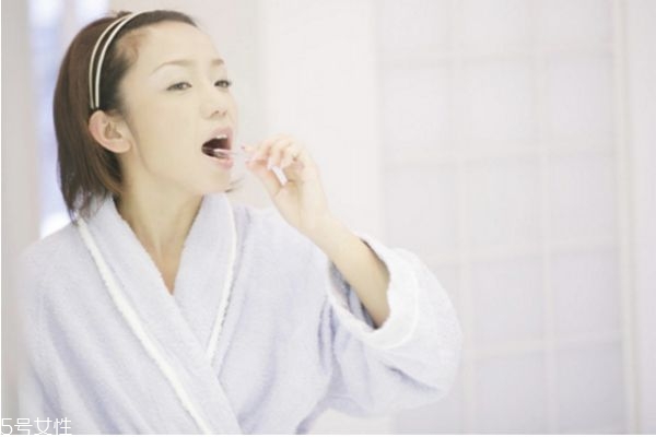 刷牙前要不要先漱口 漱口水是刷牙前用還是刷牙后用 刷牙前要不要先漱口 漱口水是刷牙前用還是刷牙后用