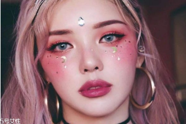 特殊化妝技巧有哪些 化妝實(shí)用小技巧 特殊化妝技巧有哪些 化妝實(shí)用小技巧