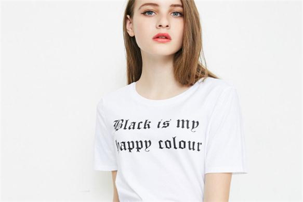 純色t恤配什么包包好看 穿純色t恤背什么包時(shí)髦