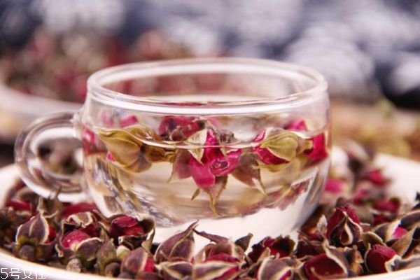 玫瑰花泡水喝的功效 喝玫瑰水的好處 玫瑰花泡水喝的功效 喝玫瑰水的好處
