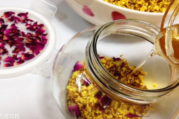 玫瑰水搭配什么喝好 長(zhǎng)期喝玫瑰花泡水好嗎 玫瑰水搭配什么喝好 長(zhǎng)期喝玫瑰花泡水好嗎