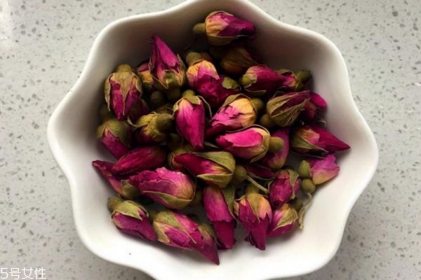 玫瑰水搭配什么喝好 長(zhǎng)期喝玫瑰花泡水好嗎 玫瑰水搭配什么喝好 長(zhǎng)期喝玫瑰花泡水好嗎