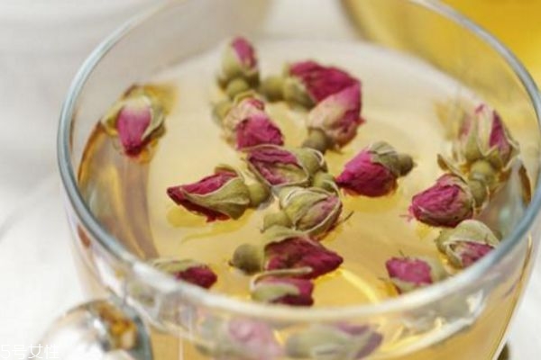 喝玫瑰水有什么好處 玫瑰花泡水喝的禁忌 喝玫瑰水有什么好處 玫瑰花泡水喝的禁忌