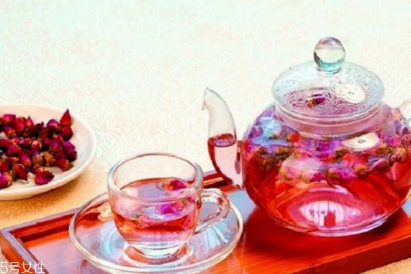 玫瑰花泡水喝的功效 喝玫瑰水的好處 玫瑰花泡水喝的功效 喝玫瑰水的好處