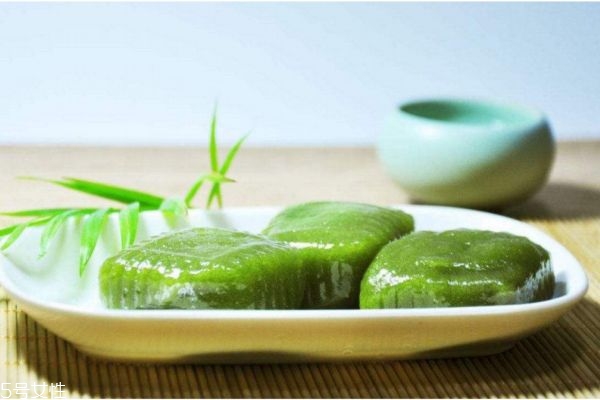 青團(tuán)放澄粉還是沾米粉 怎么做青團(tuán)不變硬 青團(tuán)放澄粉還是沾米粉 怎么做青團(tuán)不變硬