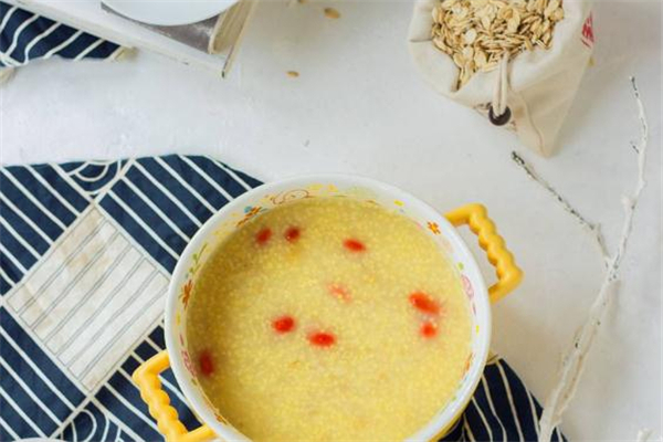 燕麥小米粥的功效與作用 養(yǎng)胃又潤腸 燕麥小米粥的功效與作用 養(yǎng)胃又潤腸