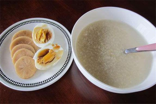 小米粥煮雞蛋的做法 步驟很簡(jiǎn)單 小米粥煮雞蛋的做法 步驟很簡(jiǎn)單