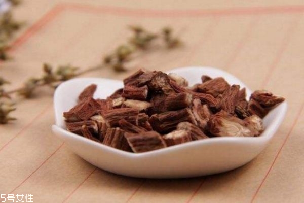 丹參泡腳有什么好處 丹參泡腳的功效和作用 丹參泡腳有什么好處 丹參泡腳的功效和作用