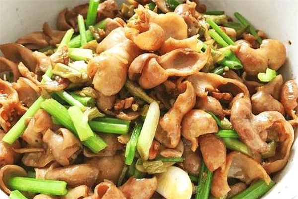 豬大腸可以炒芹菜嗎 豬大腸炒芹菜的做法 豬大腸可以炒芹菜嗎 豬大腸炒芹菜的做法