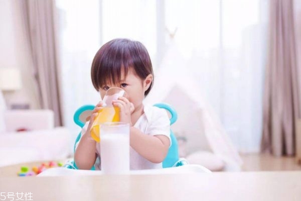 幾歲開始培養(yǎng)寶寶自己吃飯 幾歲開始培養(yǎng)寶寶自己吃飯