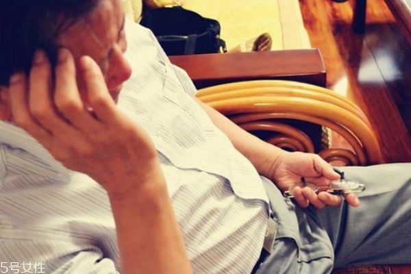 ?高血壓動(dòng)脈硬化引起頭暈 刮痧有效緩解 ?高血壓動(dòng)脈硬化引起頭暈 刮痧有效緩解