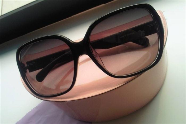 菲拉格慕太陽鏡真假鑒定 從細(xì)節(jié)辨認(rèn) 菲拉格慕太陽鏡真假鑒定 從細(xì)節(jié)辨認(rèn)