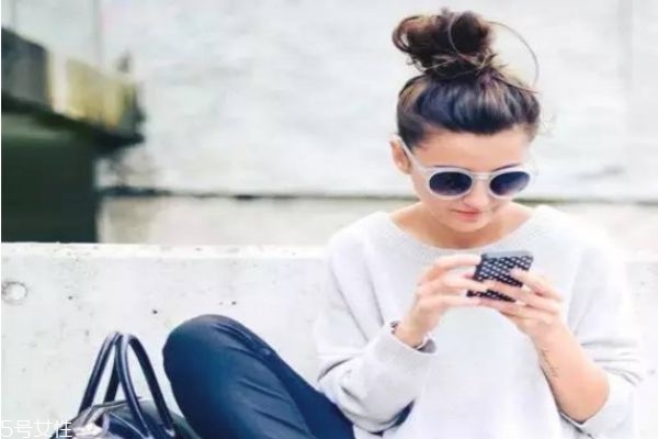 一分鐘懶人盤(pán)發(fā)丸子頭 高聳簡(jiǎn)單丸子頭扎法 一分鐘懶人盤(pán)發(fā)丸子頭 高聳簡(jiǎn)單丸子頭扎法