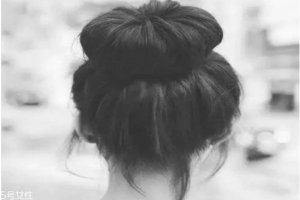 一分鐘懶人盤(pán)發(fā)丸子頭 高聳簡(jiǎn)單丸子頭扎法 一分鐘懶人盤(pán)發(fā)丸子頭 高聳簡(jiǎn)單丸子頭扎法